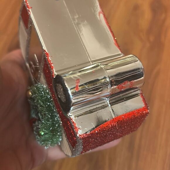 Adorable Christmas tree camper van ornament - Picture 3 of 5